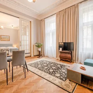 Palace Petrarca Apartment